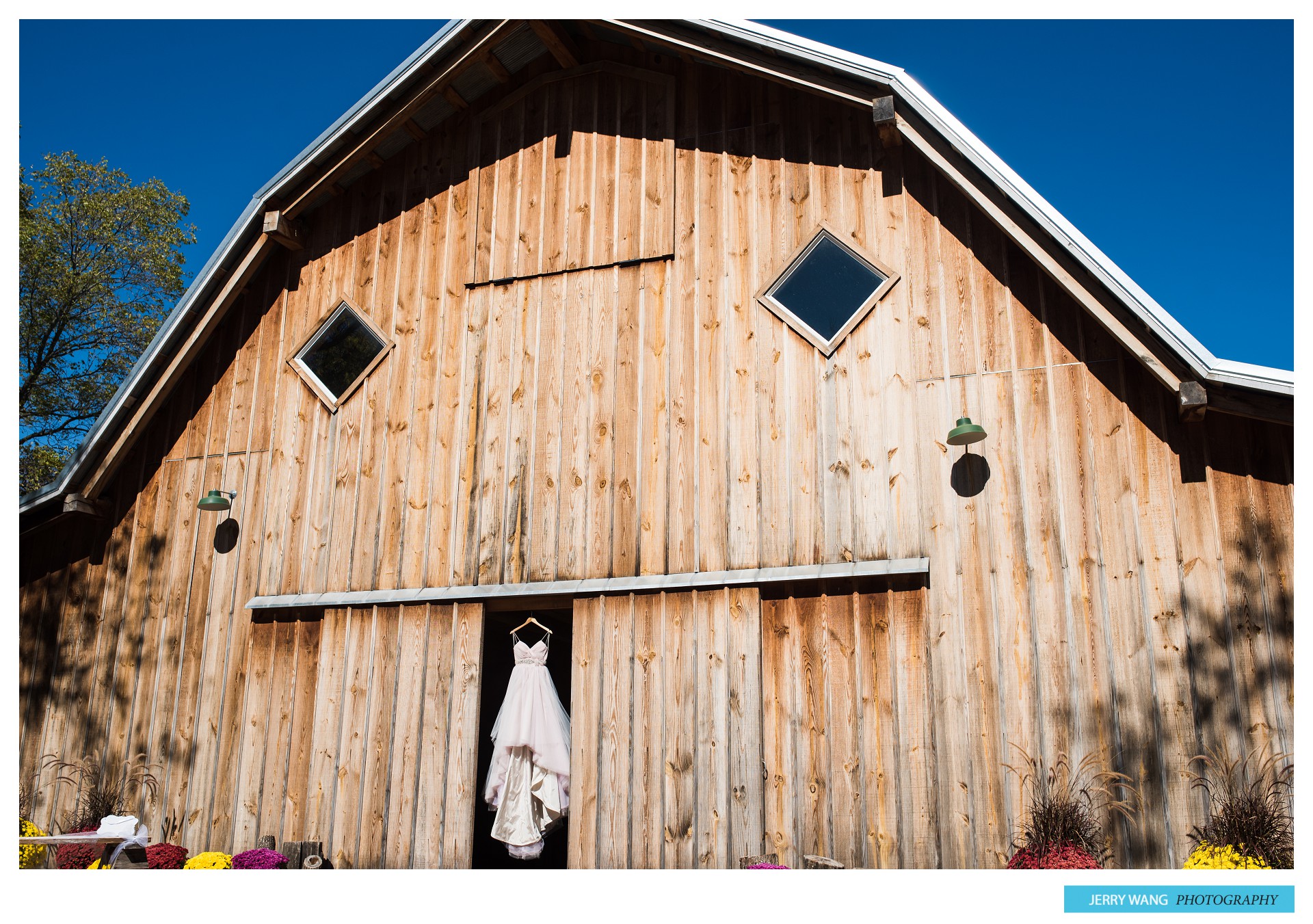 km_leavenwork_kansas_fall_barn_wedding_schwinn_farm_-6